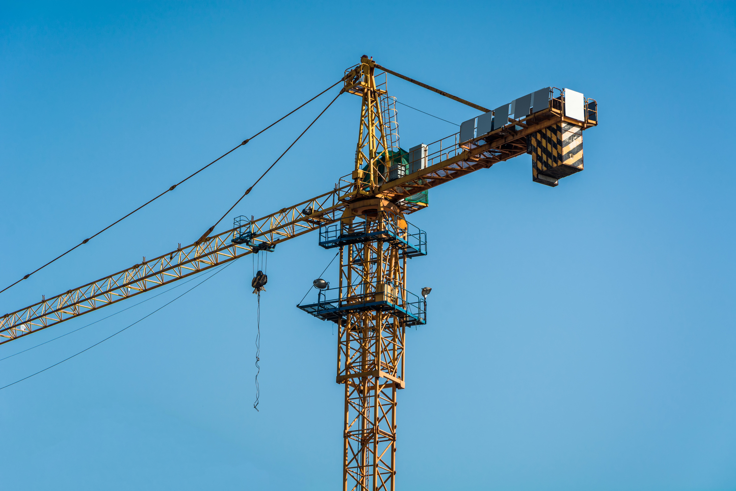 Baustelle im öffentlichen Raum mit Absperrungen